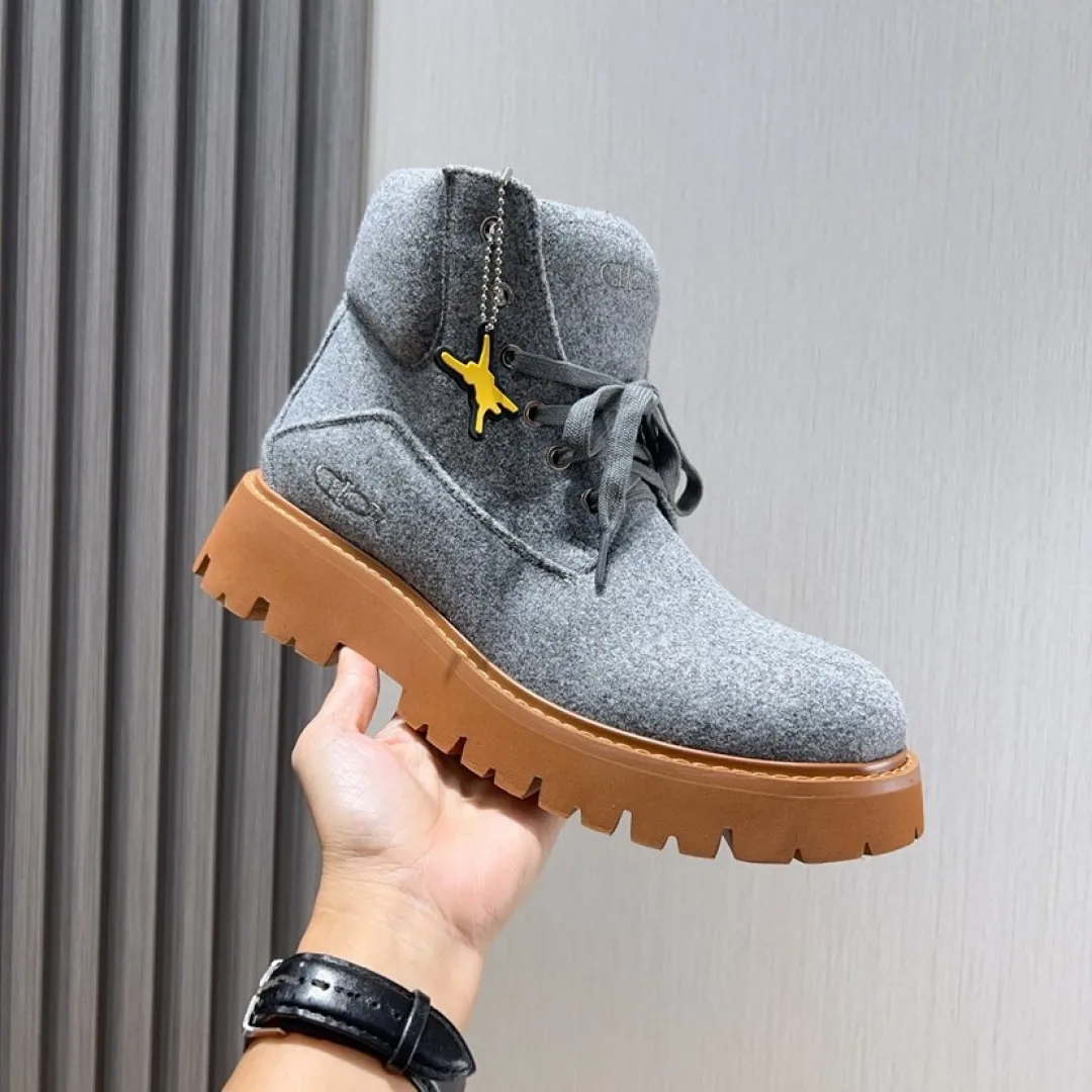 Factory P560💰[Dior] Dior ✨ is online simultaneously👏 This latest autumn and winter popular men's boots are new products in the series and continue Di*r's classic style. The upper is made of original fabric and matched with the original non-slip and wear-resistant rubber outsole. The rear shoe collar and heel are equipped with the brand's iconic details to enhance the style. Fashionable and versatile. Wear it with jeans or slacks for a casual look. Size: 38-44 (45 customized)